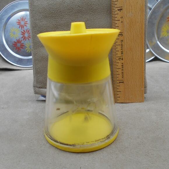 Vintage Aluminum Specialty Co./Chilton Yellow Coffee Pot, Tin Plates, & Cups - Picture 4 of 16